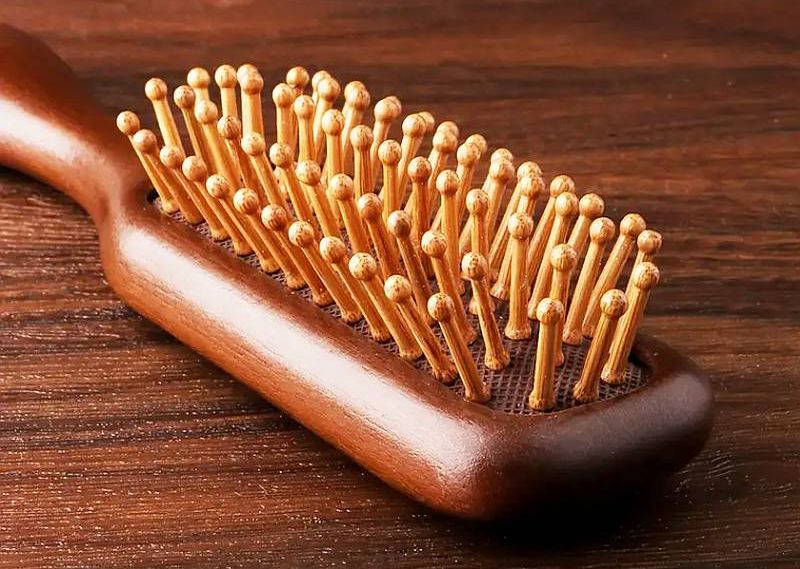 Dřevěný kartáč na vlasy úzký Lotos 02